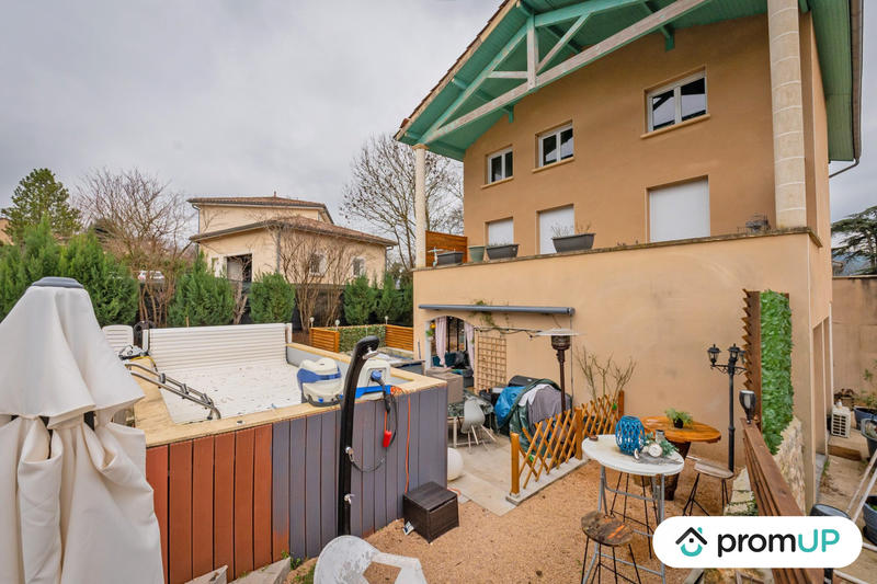 Maison traditionnelle - 260 m² - 8 pièces