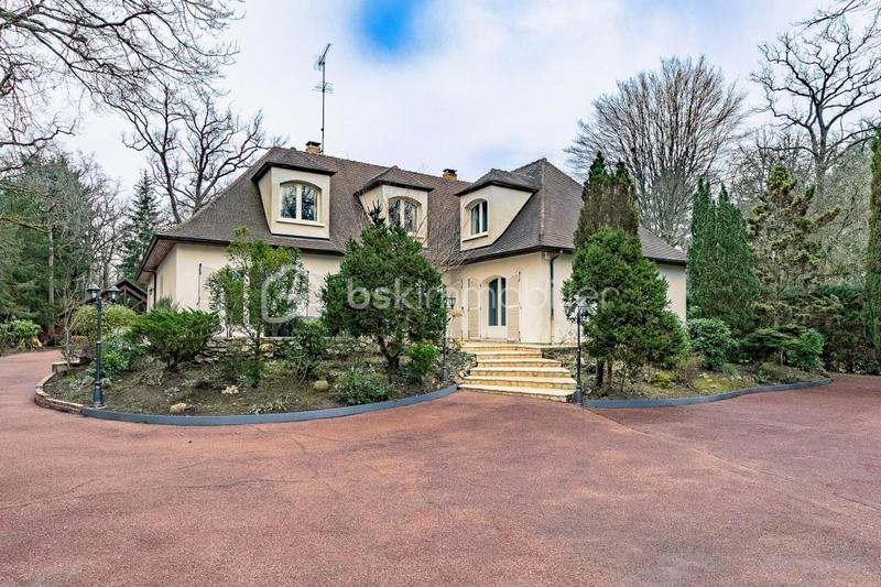 Propriété - 453 m² - 9 pièces