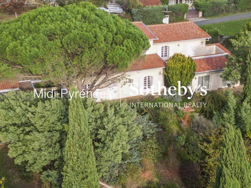 Maison - 270 m² - 10 pièces