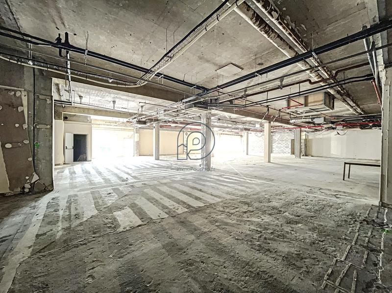 Local commercial - 1 842 m²