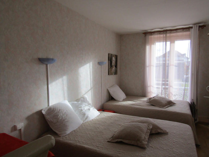 Maison - 2 000 m² - 23 pièces