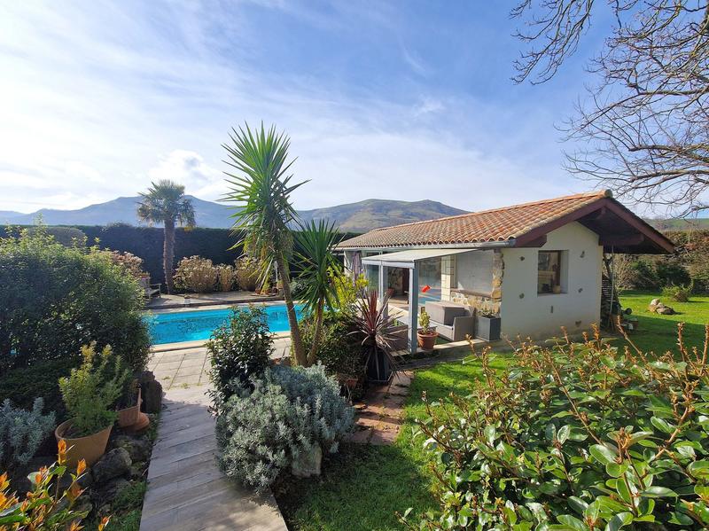 Maison - 311 m² - 14 pièces