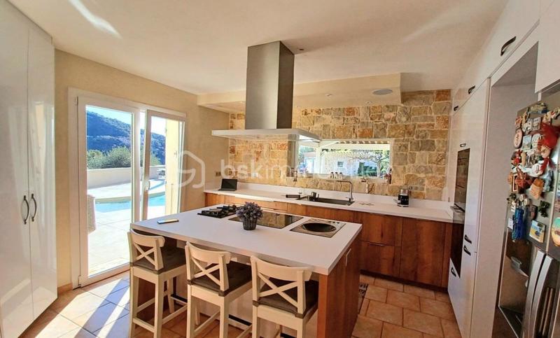 Propriété - 240 m² - 6 pièces