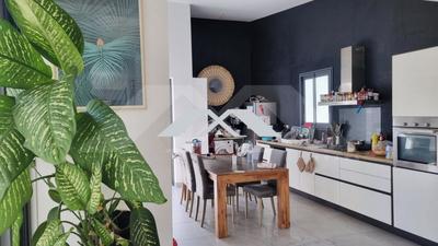 Villa - 1 300 m² - 4 pièces