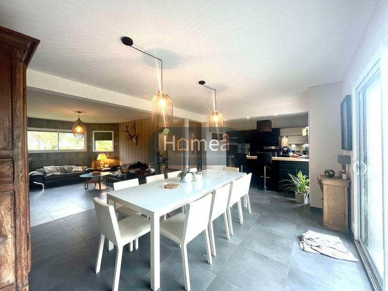 Maison - 241 m² - 5 pièces