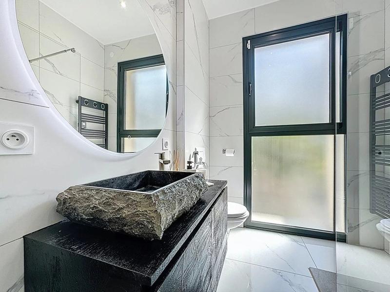 Maison - 235 m² - 8 pièces