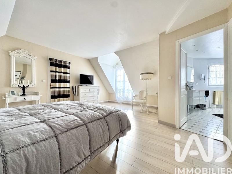 Maison - 232 m² - 8 pièces