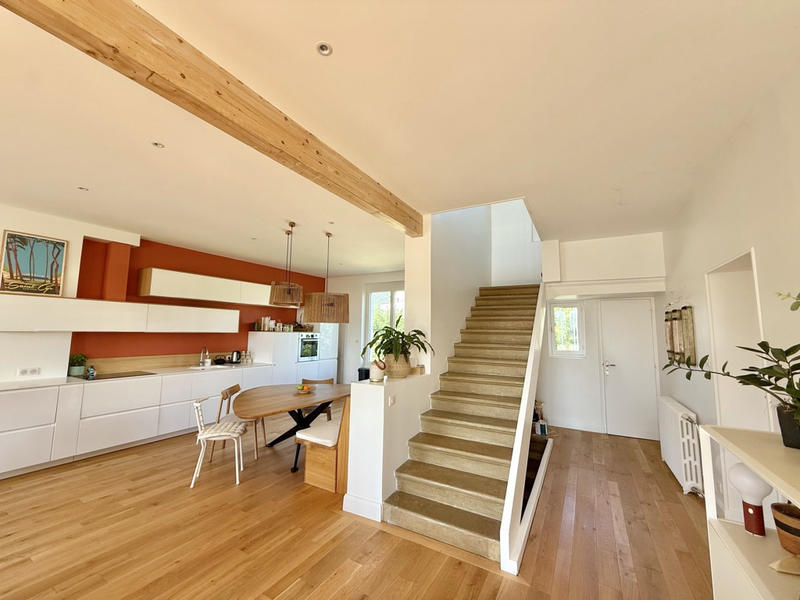 Maison - 245 m² - 8 pièces