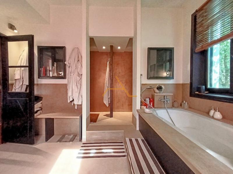 Villa - 240 m² - 8 pièces