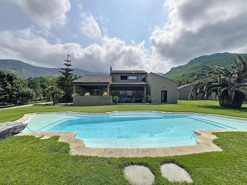 Maison - 219 m² - 6 pièces