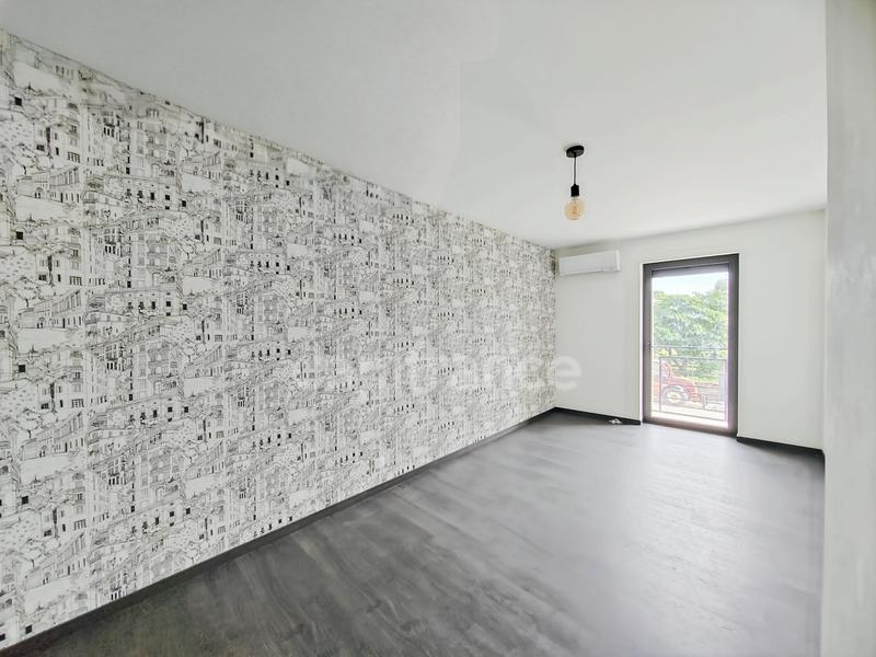 Maison - 230 m² - 9 pièces