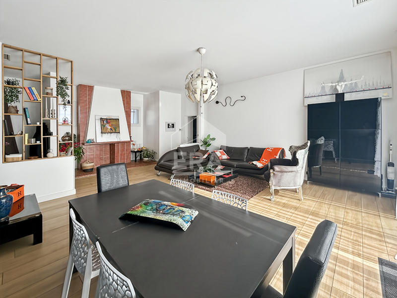 Maison - 222 m² - 10 pièces