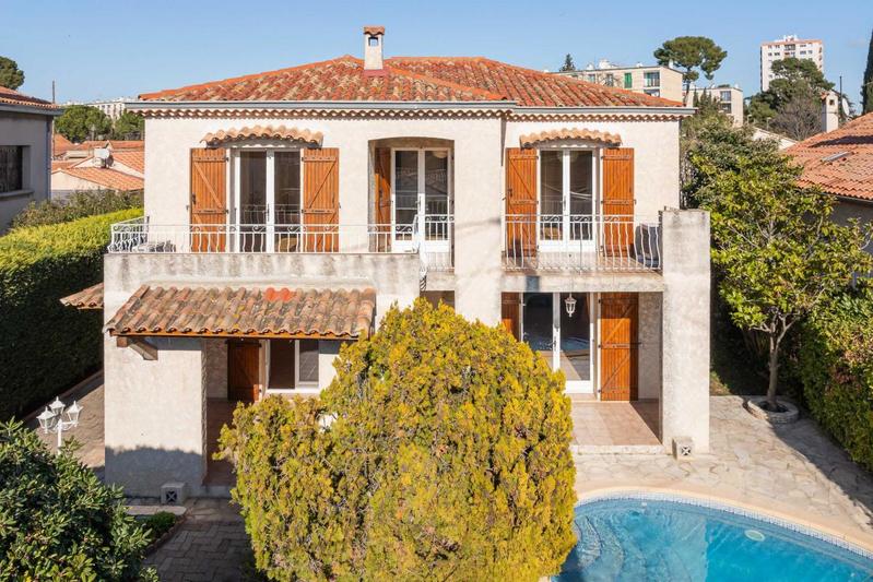 Villa - 222 m² - 6 pièces