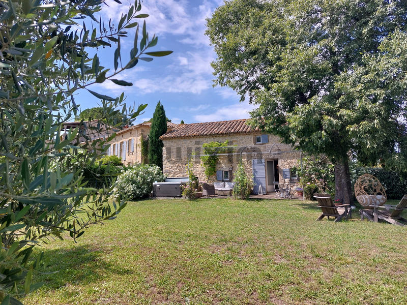 Propriété - 220 m² - 8 pièces