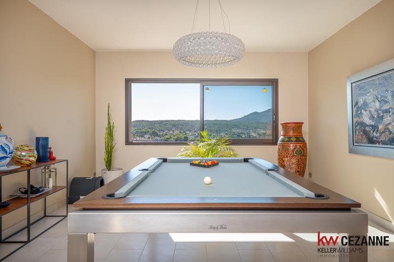 Maison - 248 m² - 8 pièces