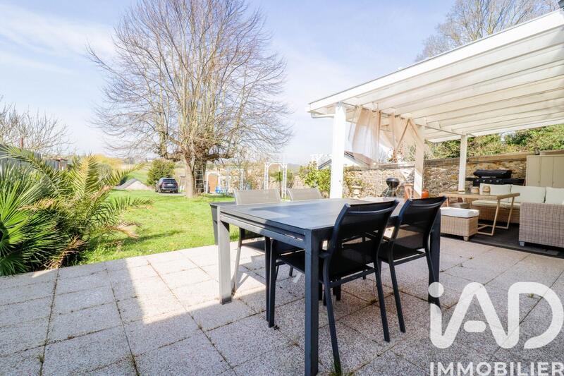 Maison - 225 m² - 8 pièces