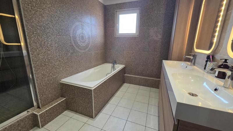 Maison - 102 m² - 6 pièces