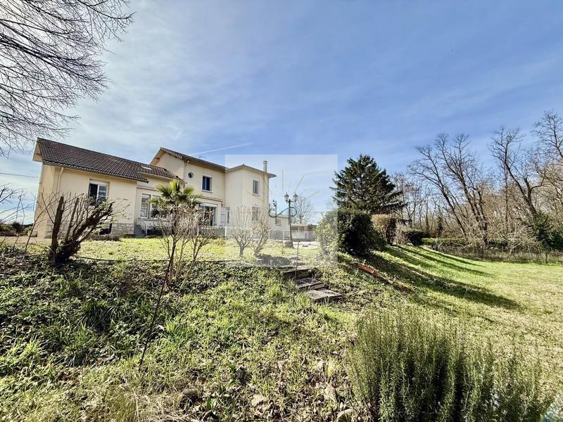 Maison - 256 m² - 11 pièces