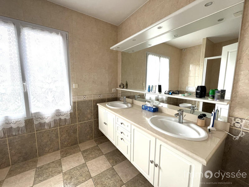 Maison - 220 m² - 7 pièces