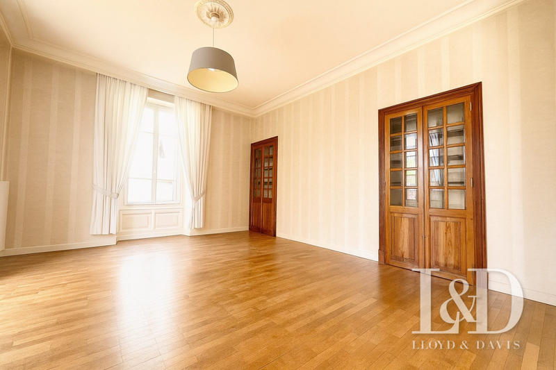 Maison - 237 m² - 10 pièces