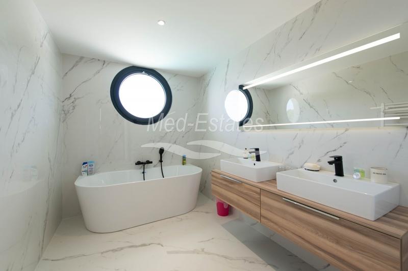 Maison contemporaine - 250 m² - 6 pièces