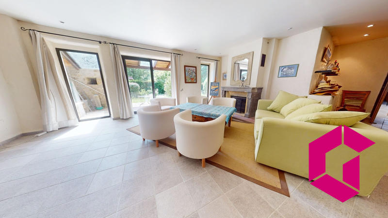 Maison - 270 m² - 8 pièces