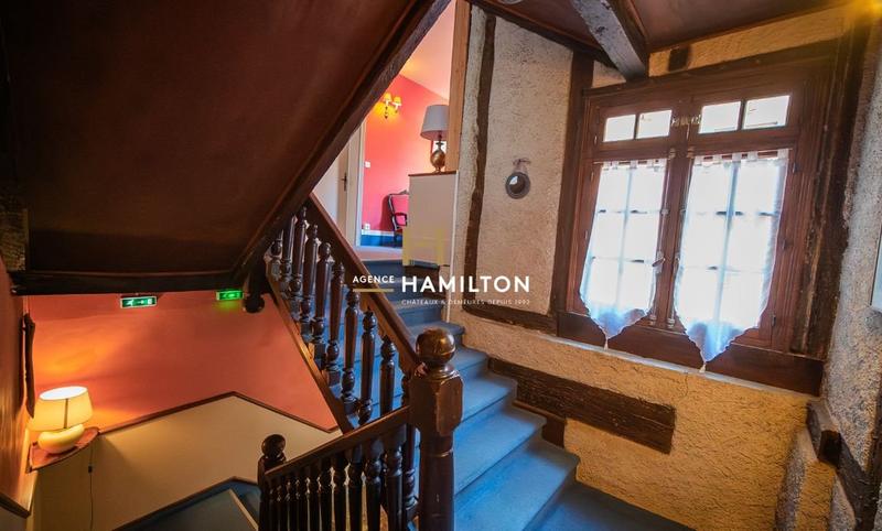 Demeure - 324 m² - 12 pièces