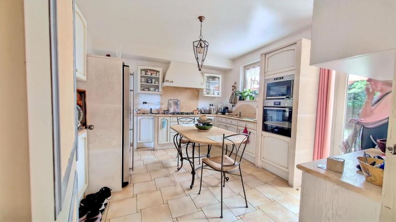 Maison - 250 m² - 8 pièces