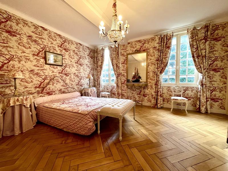 Maison - 274 m² - 12 pièces