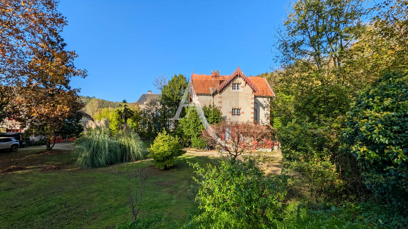 Maison - 263 m² - 10 pièces