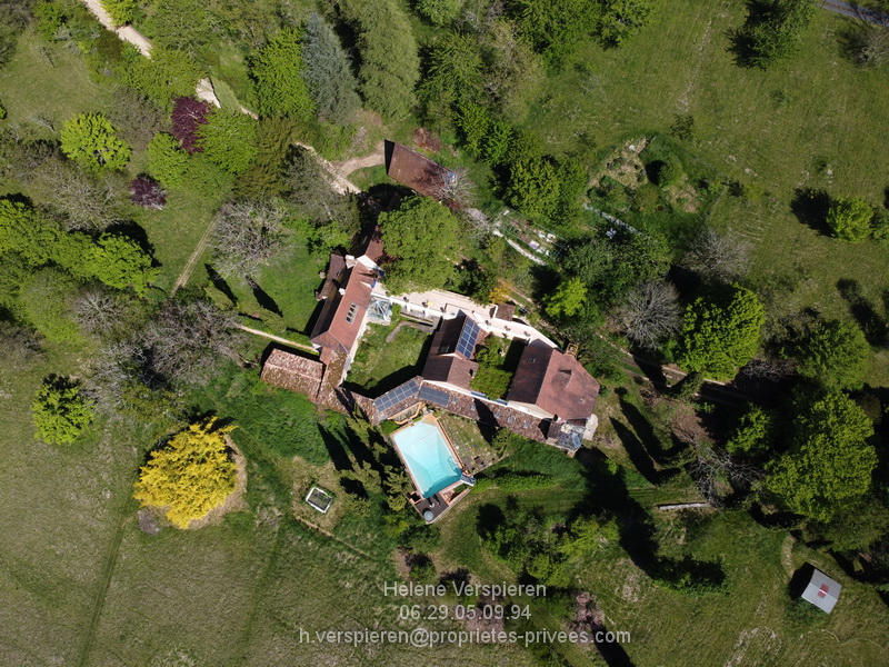 Maison - 303 m² - 19 pièces