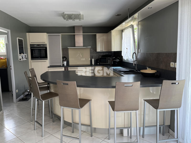 Maison - 215 m² - 8 pièces