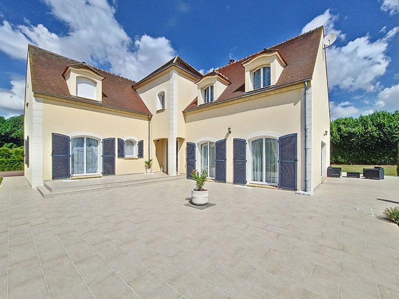 Maison - 327 m² - 9 pièces