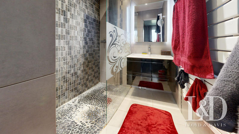 Maison contemporaine - 330 m² - 11 pièces