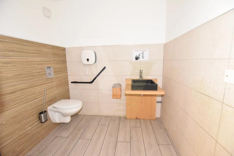 Local commercial - 90 m² - 4 pièces