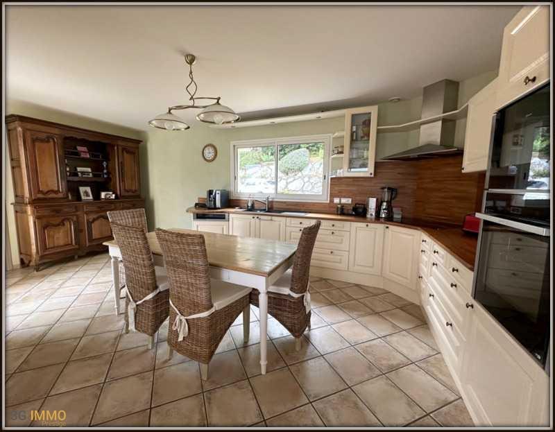 Maison - 230 m² - 6 pièces