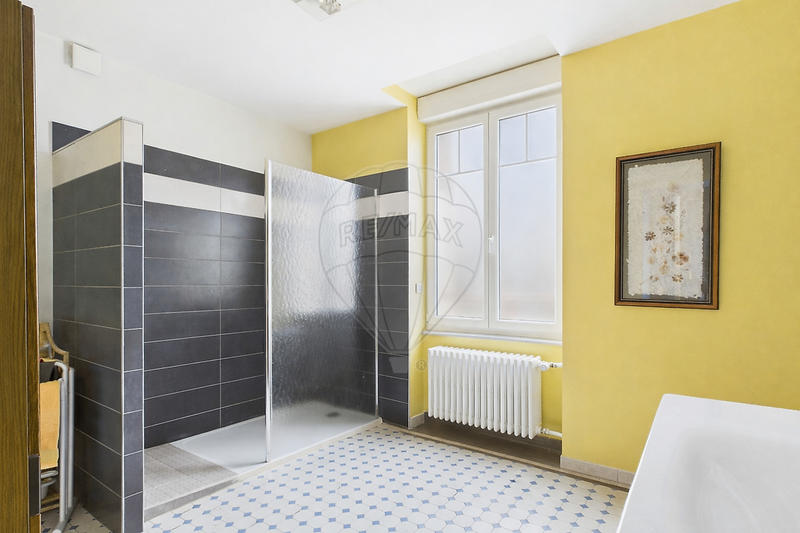 Maison - 210 m² - 10 pièces