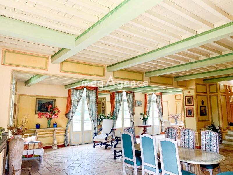 Propriété - 1 000 m² - 12 pièces