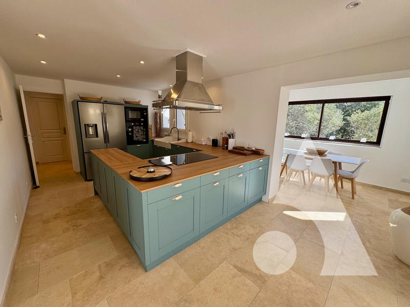 Maison - 350 m² - 12 pièces