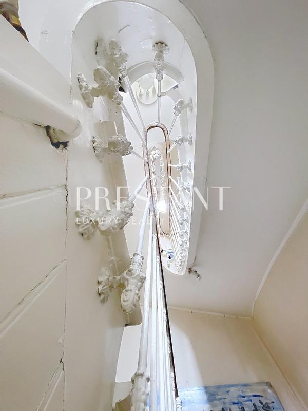 Maison - 280 m² - 9 pièces