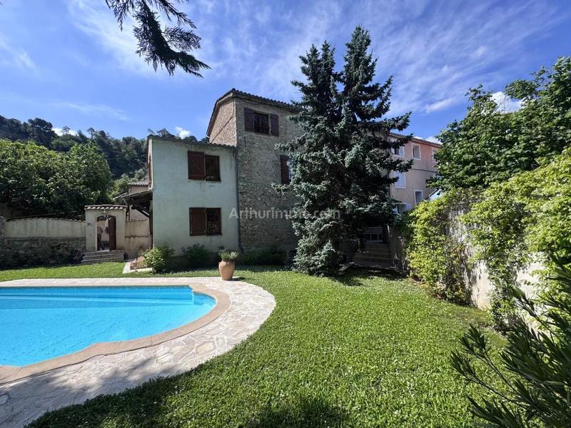 Maison - 185 m² - 7 pièces