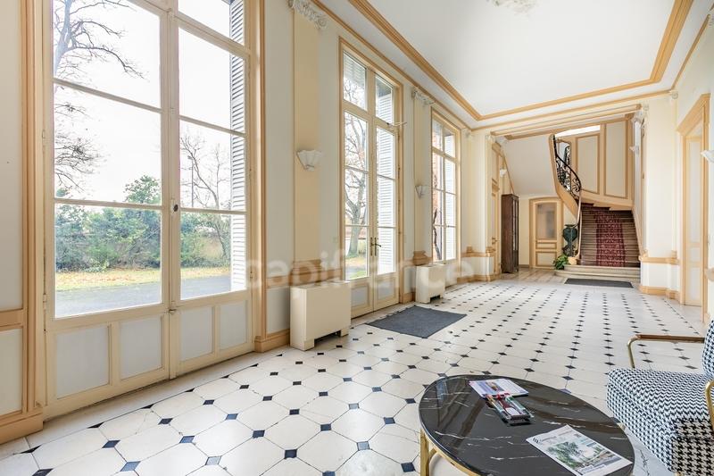 Château - 736 m² - 30 pièces
