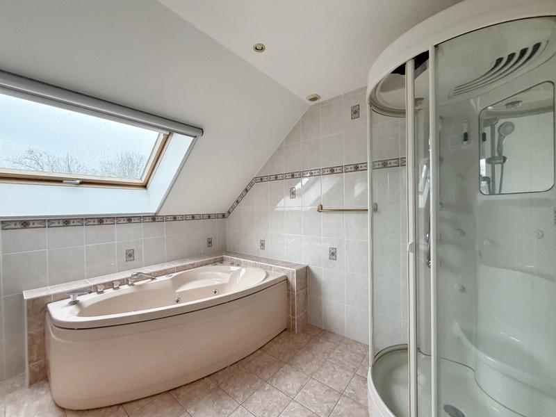 Maison - 239 m² - 8 pièces