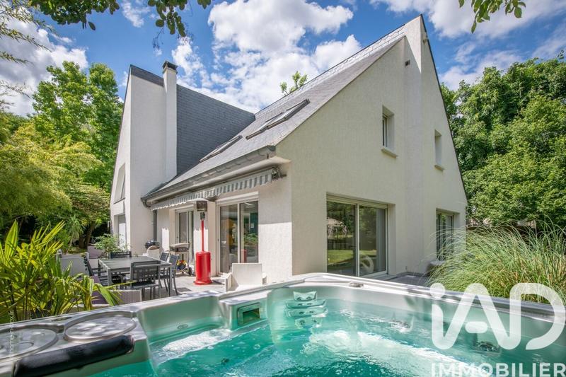 Maison - 245 m² - 9 pièces