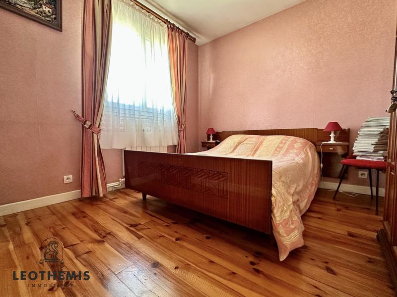 Maison traditionnelle - 185 m² - 9 pièces