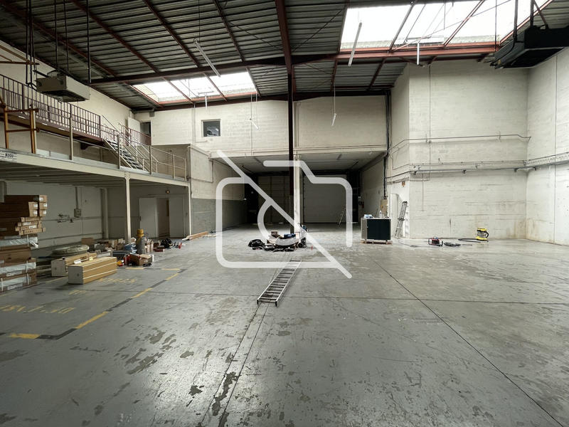 Entrepôt - 630 m²