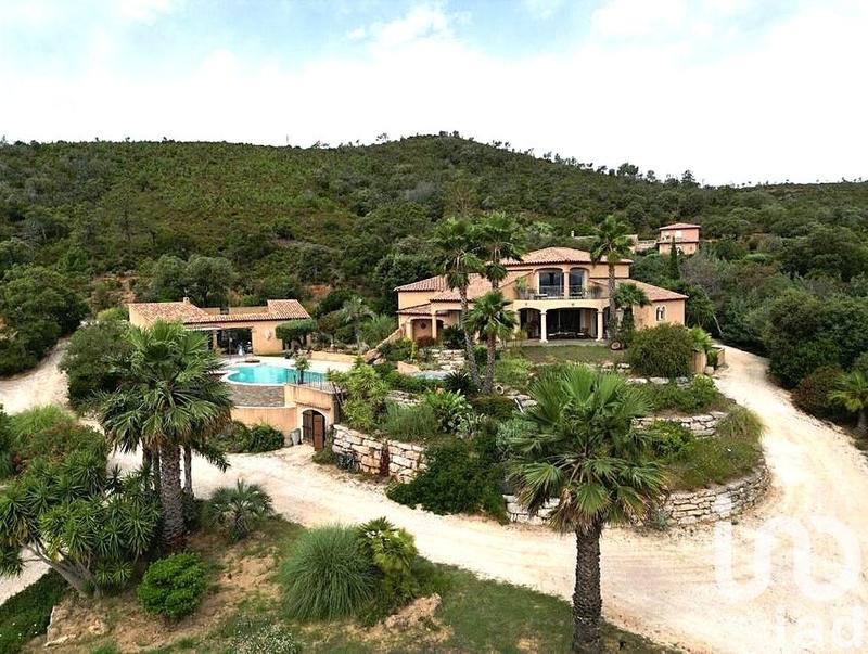 Maison - 460 m² - 12 pièces