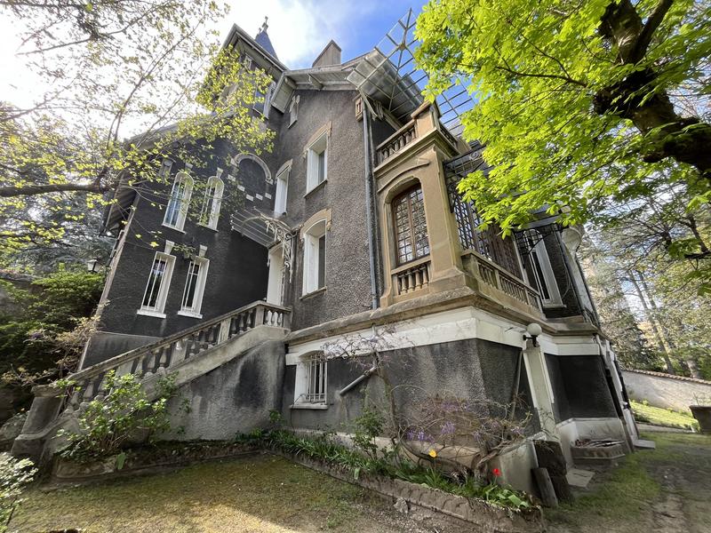 Maison - 241 m² - 8 pièces