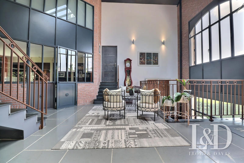 Maison - 750 m² - 14 pièces