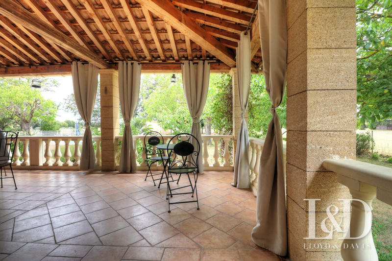 Maison - 239 m² - 8 pièces